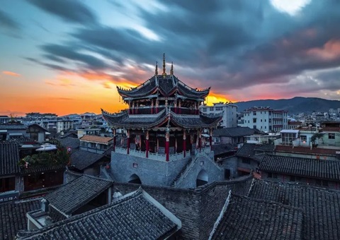 四川汗青文化；ご   规划“一核、四廊、五区、多点”格局